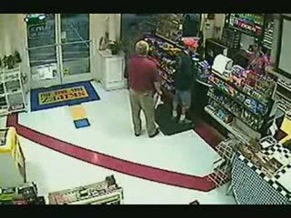 Femme au volant - defonce un magasin