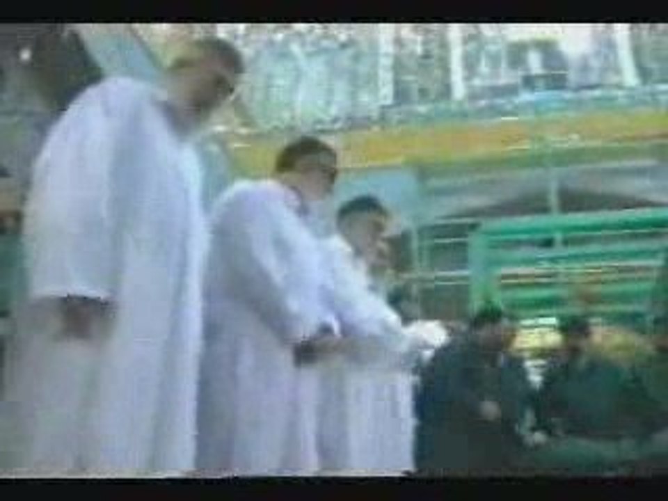 khaminaei prosterne sur la tambe de Arridah (chite)