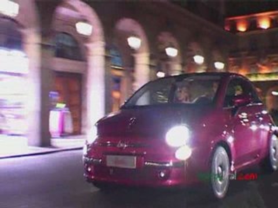 La Fiat 500 Barbie dans Paris