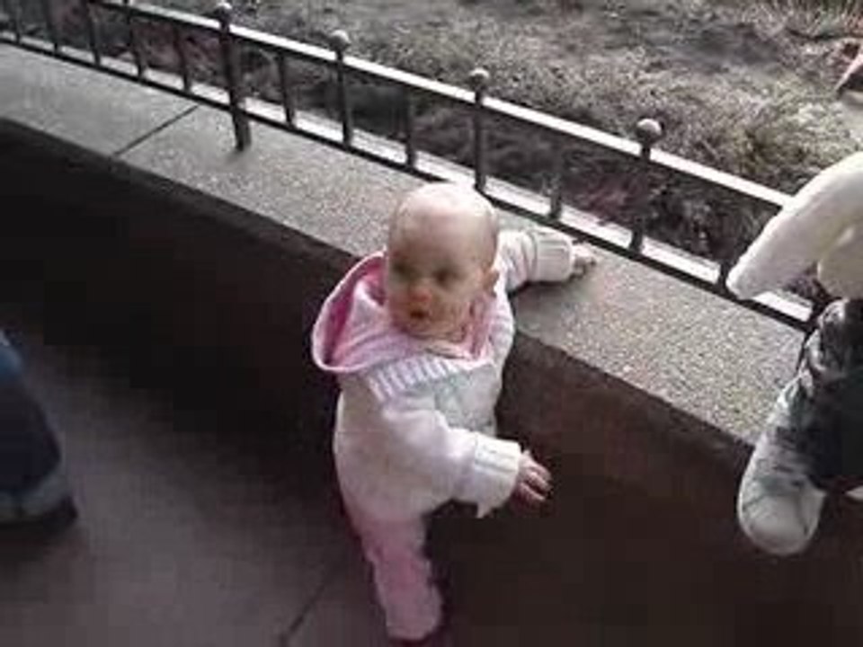 Elsa qui s'amuse avec son Papa !  Anniversaire 1 an, Disney