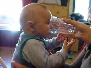 Gennaro boit de l'eau