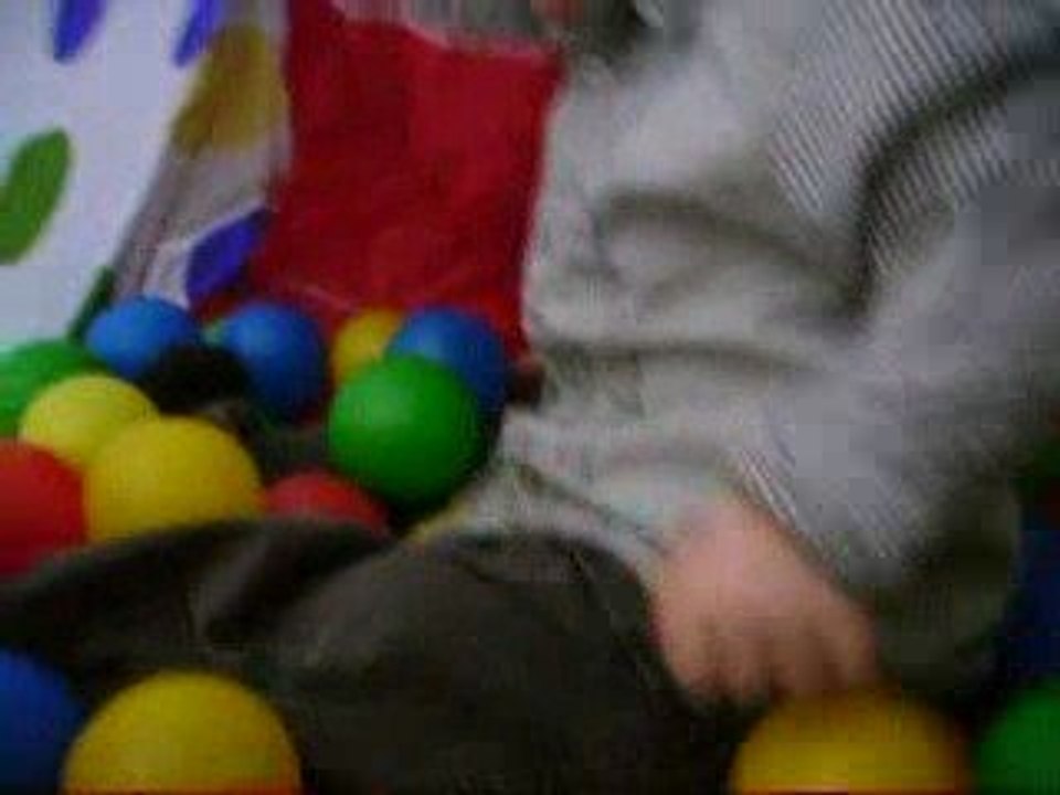 Axel dans la piscine à boules