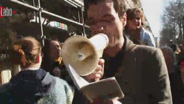 La manifestation seul, en sens inverse avec un mégaphone