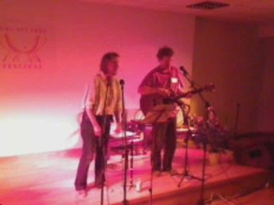 ELI Berlin singt mit den Teilnehmern des Festivals