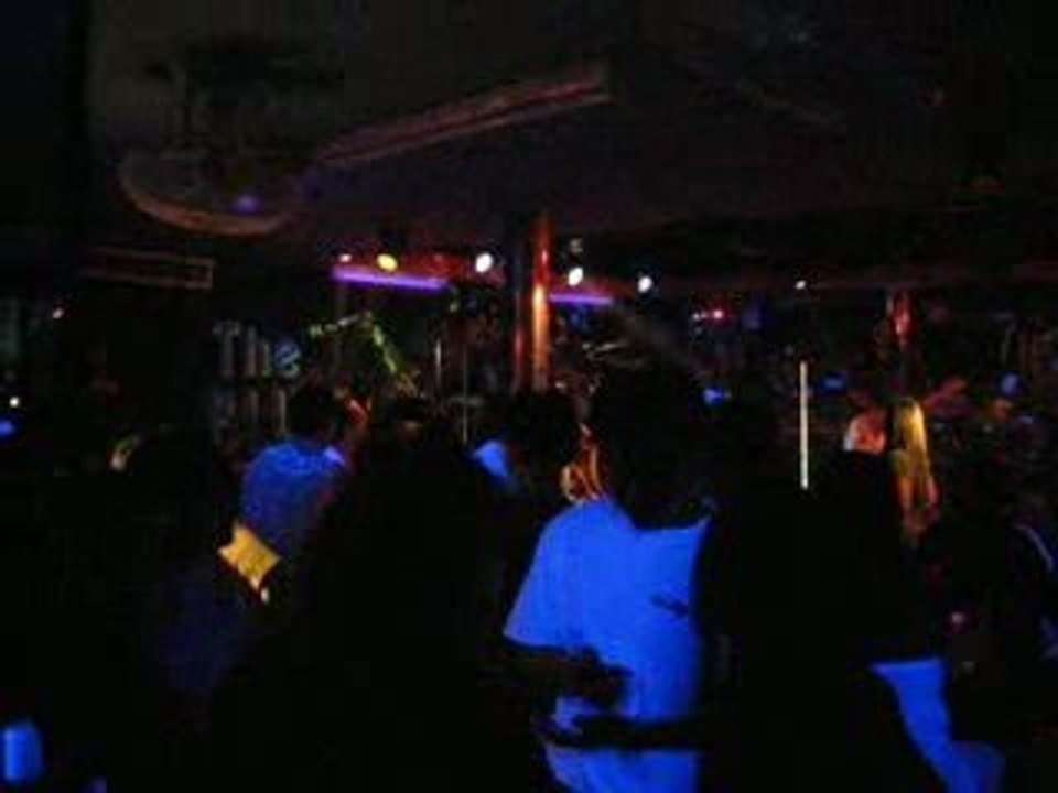 Lam Morrison spielt 'Cocaine' in der Blues Factory, Pattaya