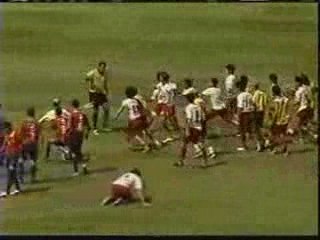 Un arbitre de foot frappe un joueur et court - Bresil