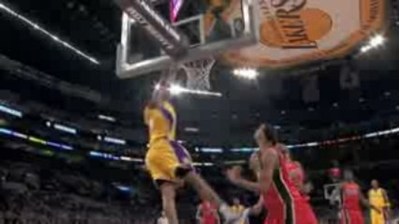 NBA Trevor Ariza takes the pass from Derek Fisher. He finish