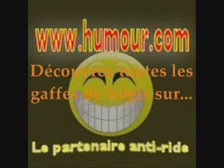 Régis sort du garage avec son scooter...