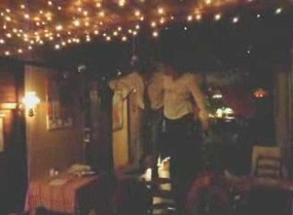 Anniversaire Maman , 70 ans Cécile danse sur la table