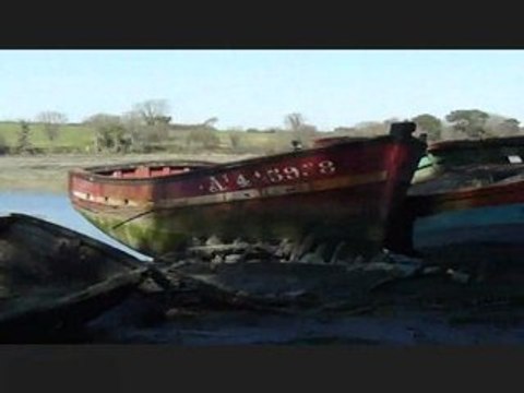 Le Bono ; cimetiere de bateaux et pont suspendu