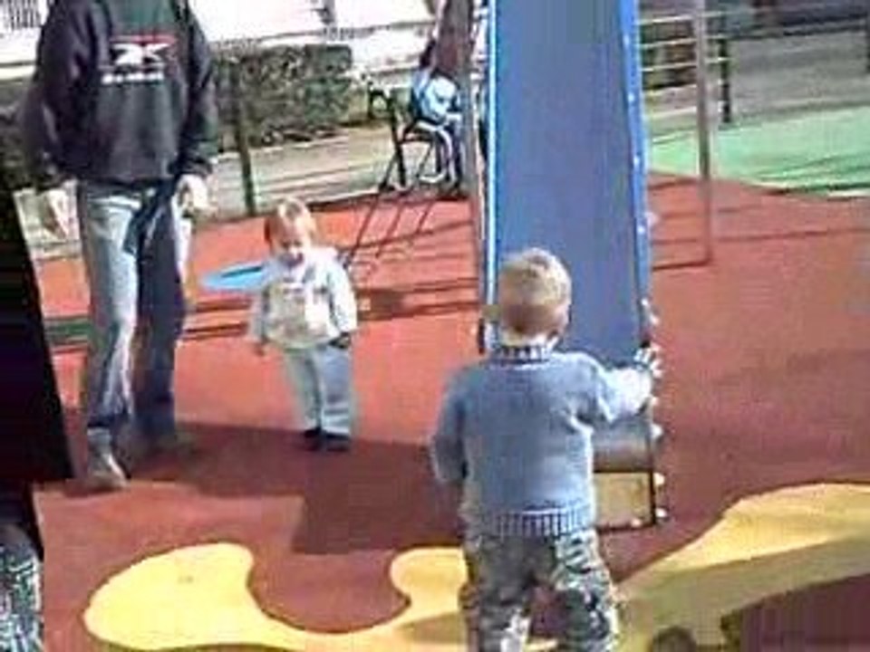 Les enfants à la place de jeux