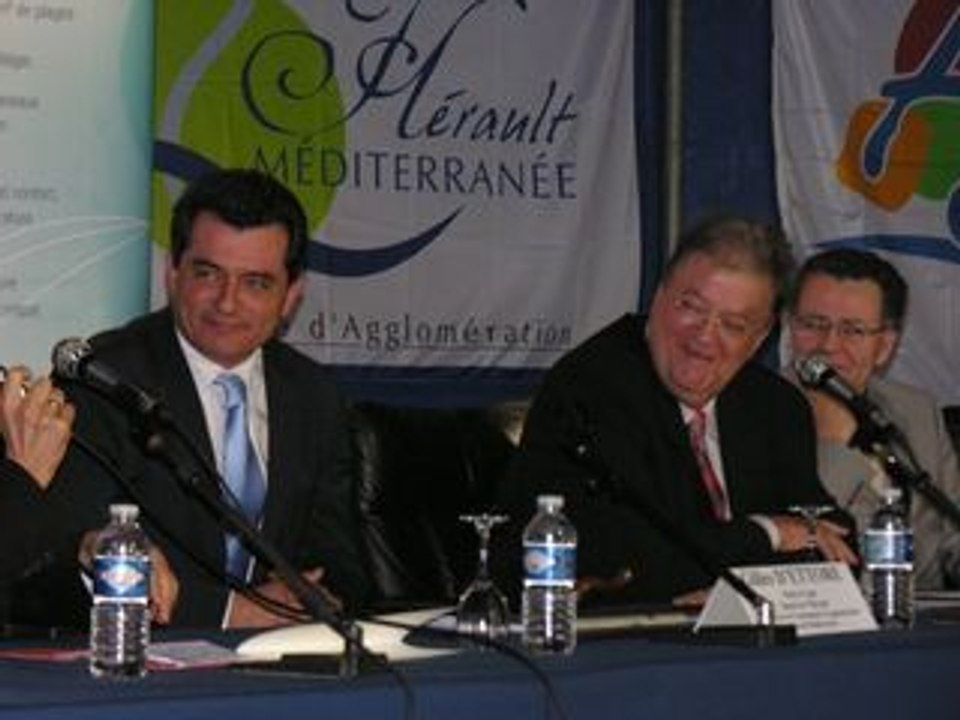 AGDE - 2009 - Georges Freche plonge dans le grand bain du centre aquatique