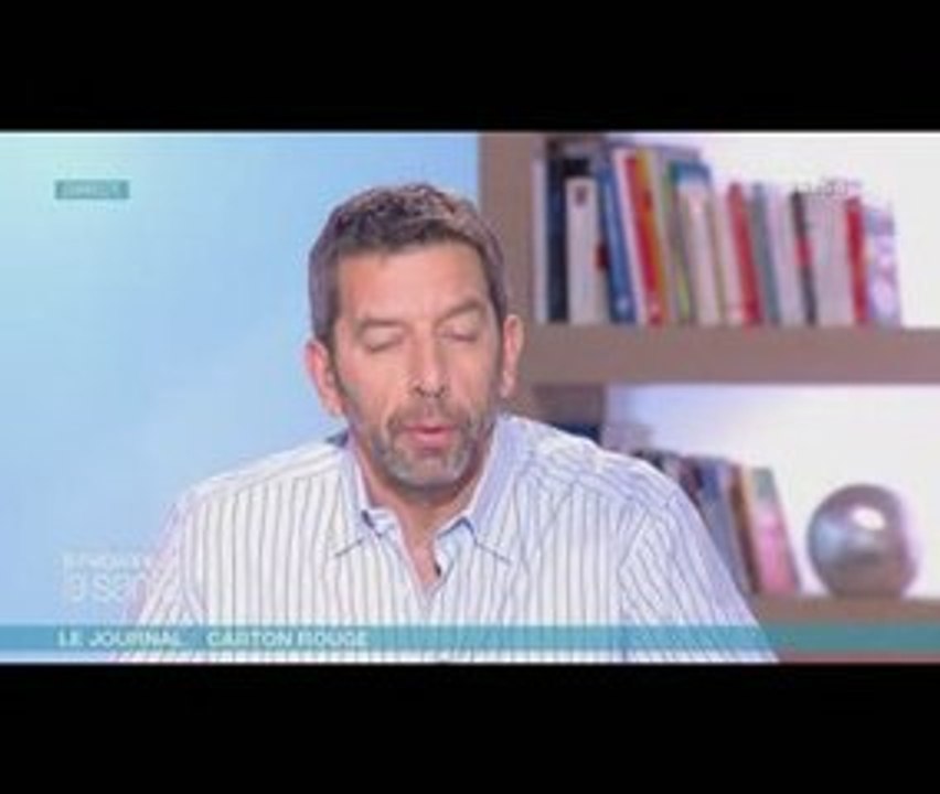 Carton rouge et ruban rouge