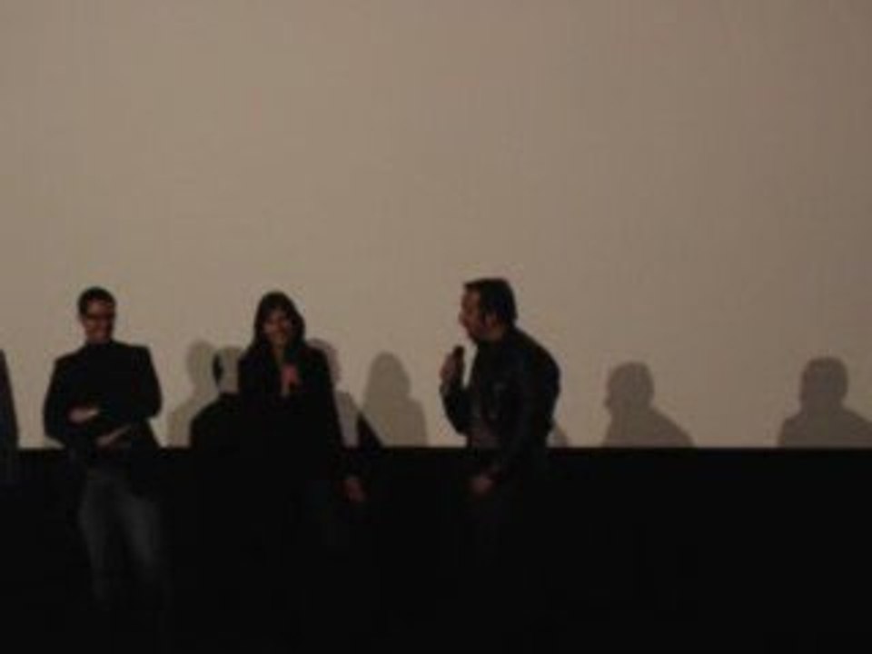 Jean Dujardin fait le chameau