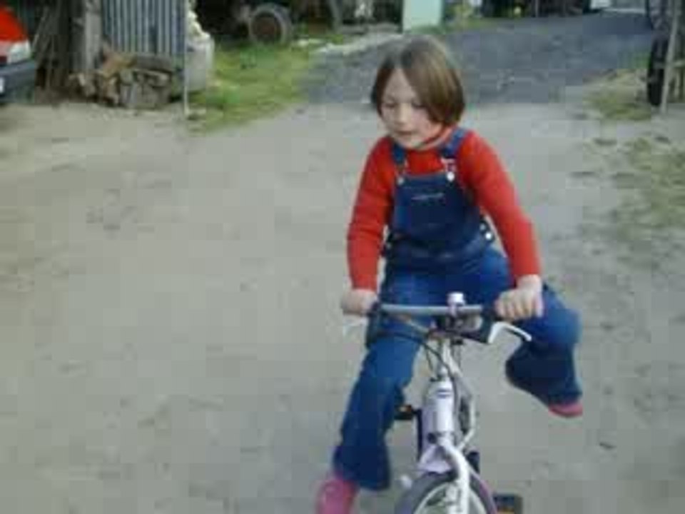 Alice fait du vélo sans roulette