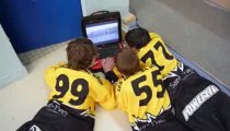 les joueurs de Bain de Bretagne regarde la vidéo du match
