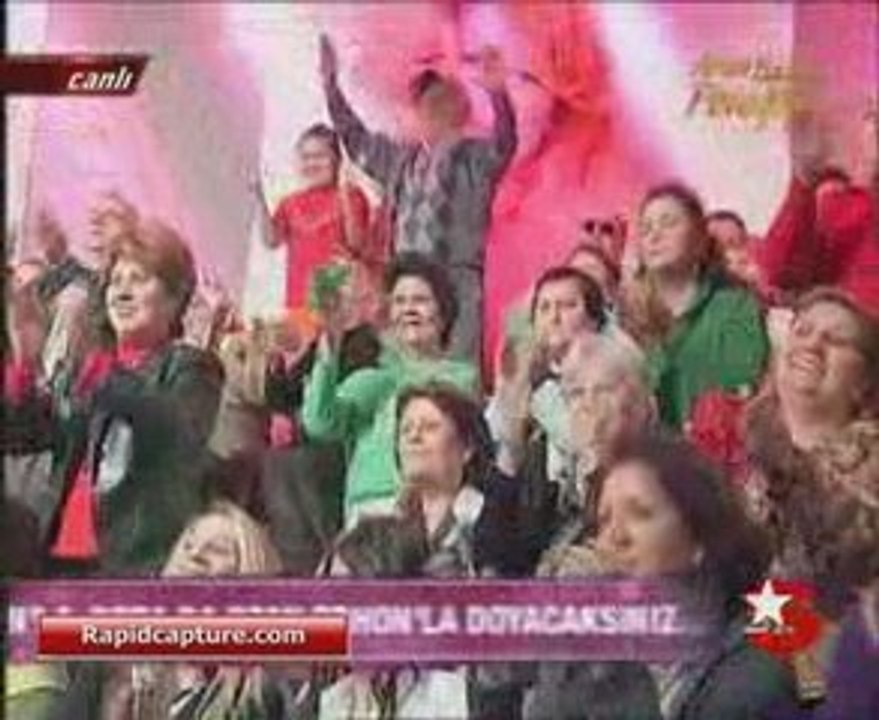 Petek Dinçöz  Yandan Örgülü Saçıyla Çok Güzel