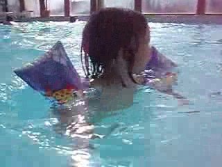 Rachelle nage seule pour la première fois