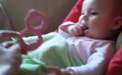 2eme essai, poupinette qui mange son anneau pour les dents!