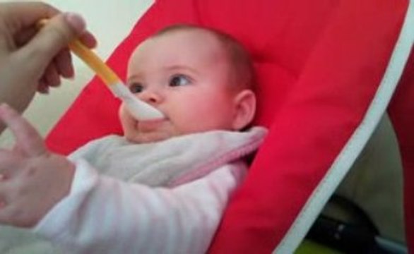 poupinette mange sa compote!