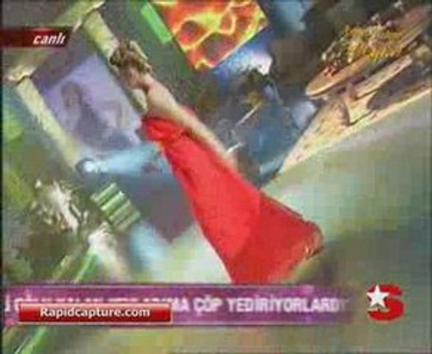 Petek Dinçöz  Kırmızılar İçinde (FREKANSS)