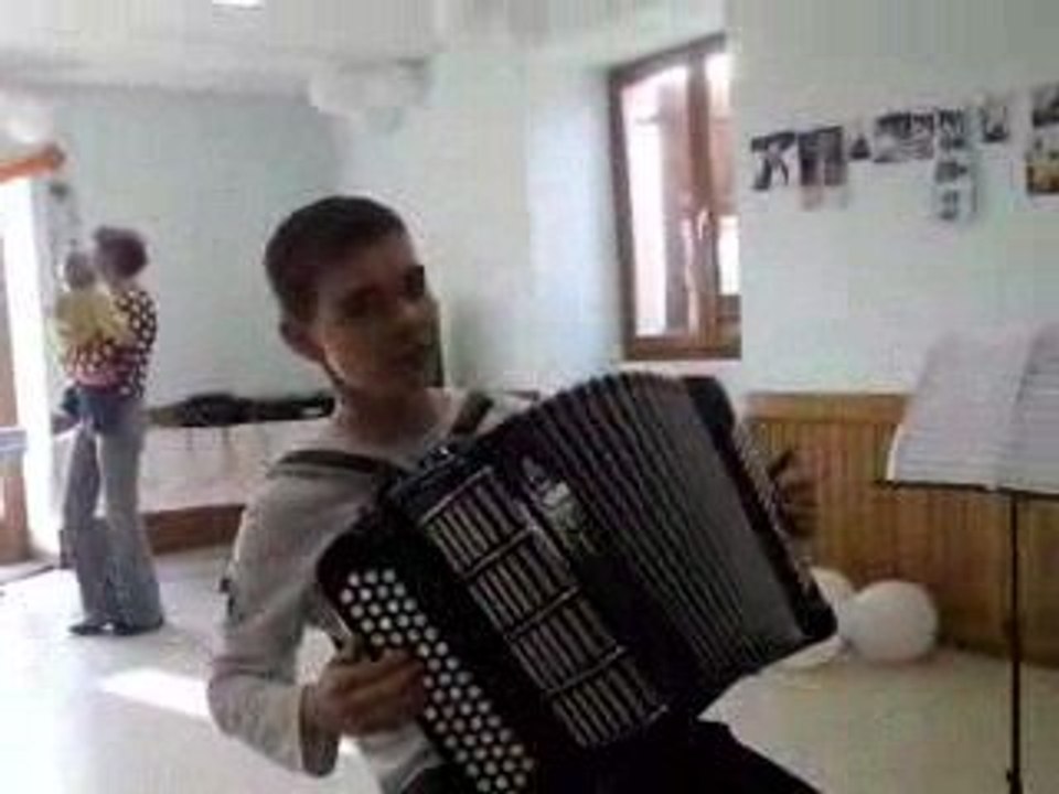 Victor a l'accordéon