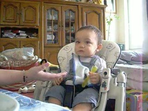 Sothea commence à manger tout seul