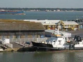 Saint Nazaire : bateau quittant port