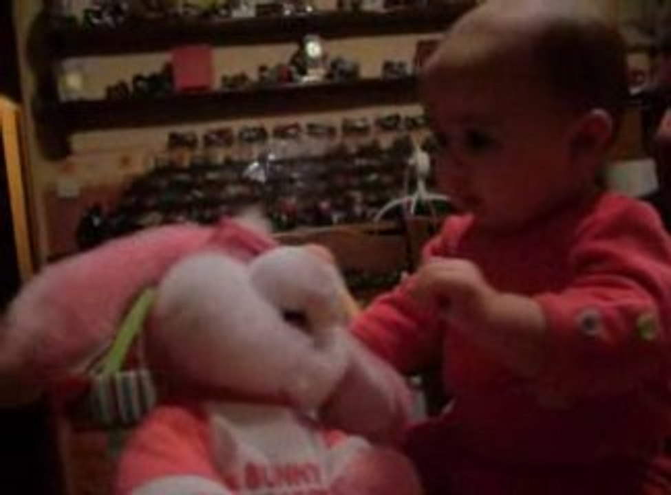 Maelyne et son lapin