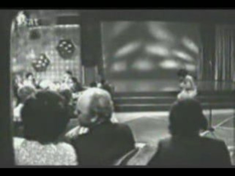 Shirley Bassey - YESTERDAY WHEN I WAS YOUNG SOMETHING