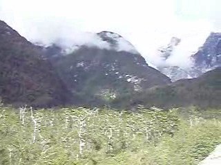 subiendo por los senderos de  la Reserva de Tamango