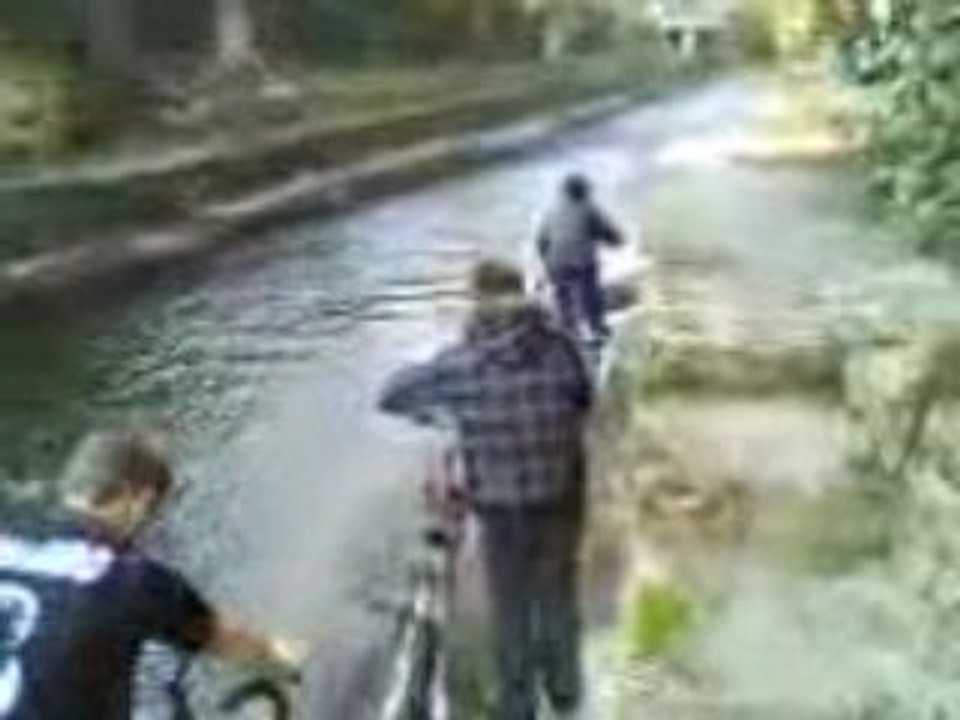 Sport extreme , dans une rivière !