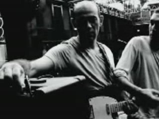 la rue ketanou - Derrière ses cheveux longs