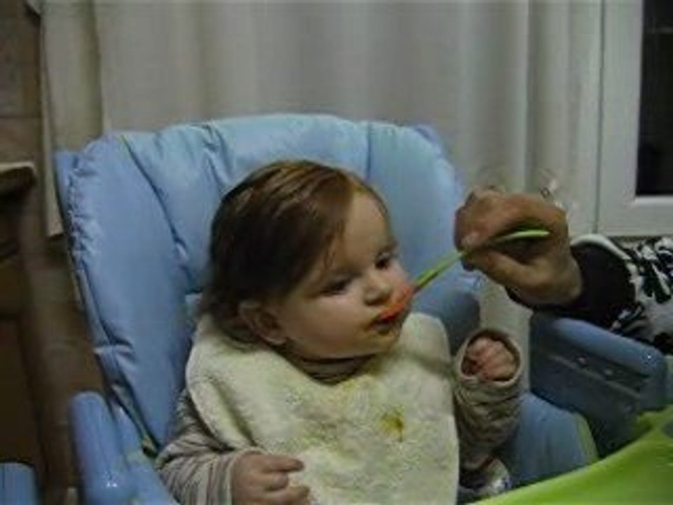 Sarah sur sa chaise haute mangeant un petit pot