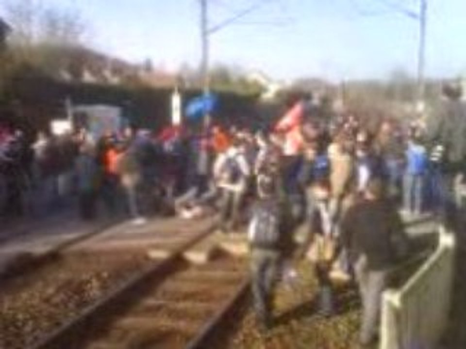 LES CONTIS BLOQUENT LA VOIE FERRE