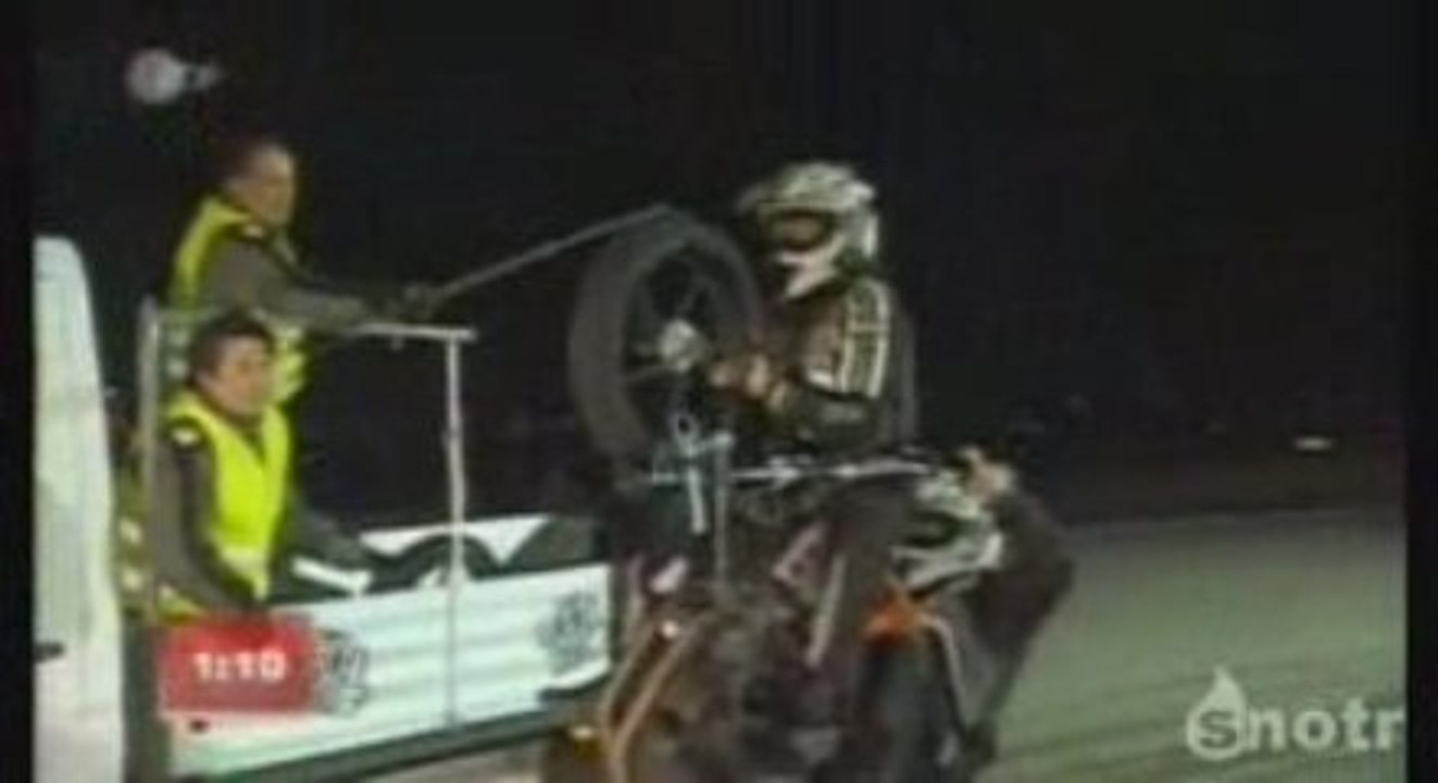 Changer une roue en route !! exploit moto !!