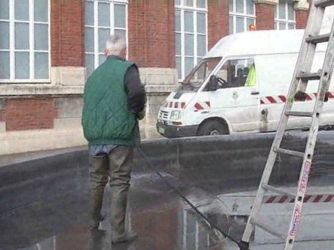 Grand nettoyage de printemps pour la fontaine du Cateau Cis