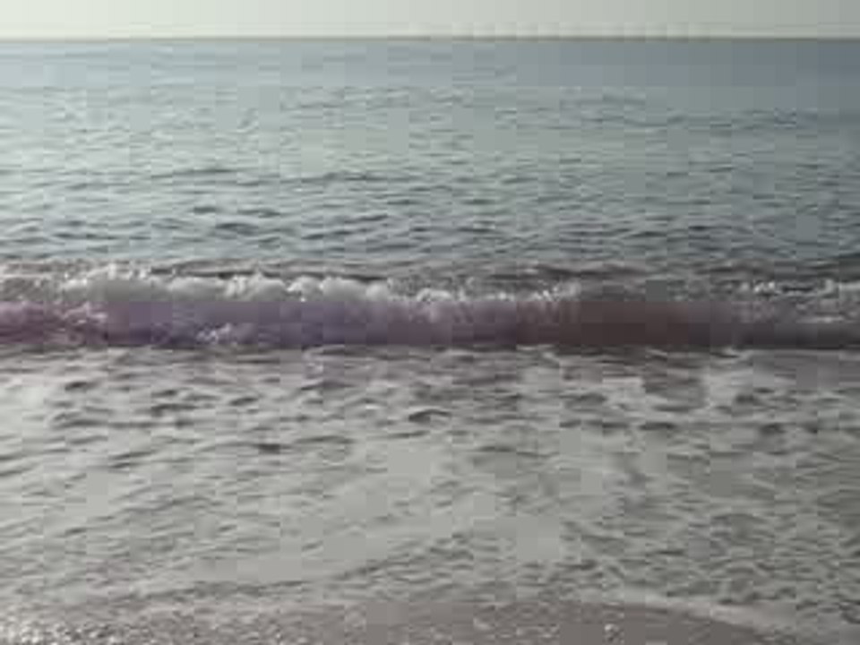 onde sulla spiaggia