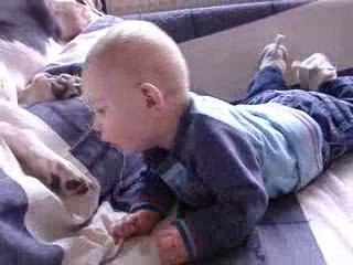 LUCAS JOUE AVEC LOU