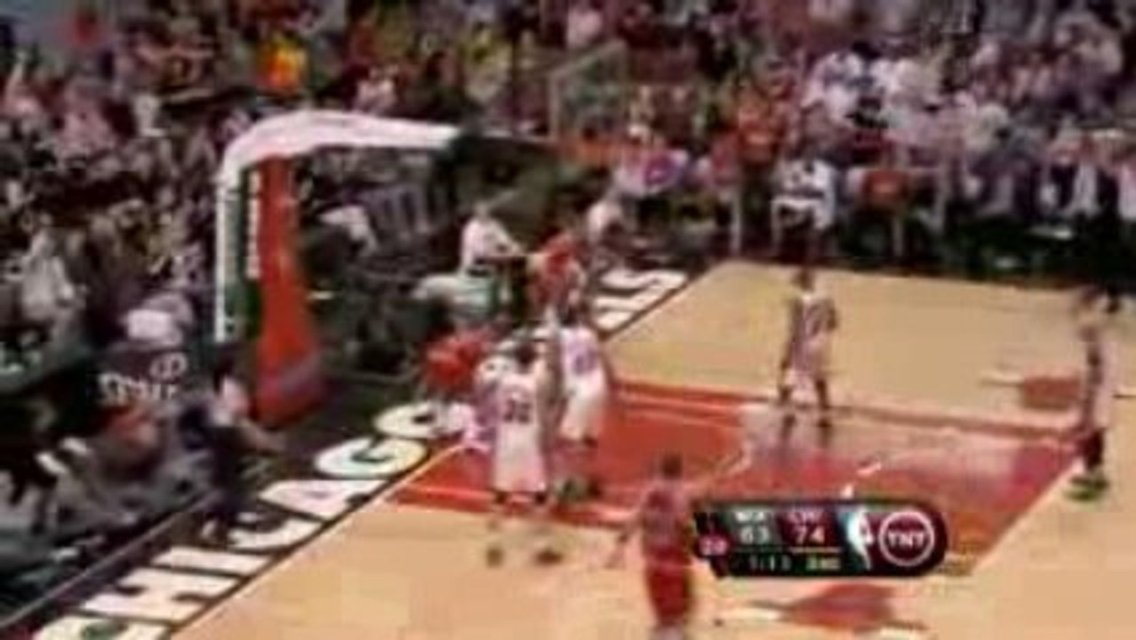 NBA Derrick Rose throws a brilliant alley-oop pass. Tyrus Th