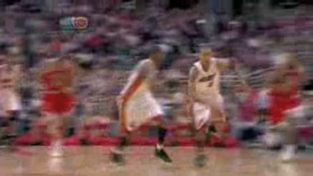 NBA Dwyane Wade throws a wonderful alley-oop pass to Jamario