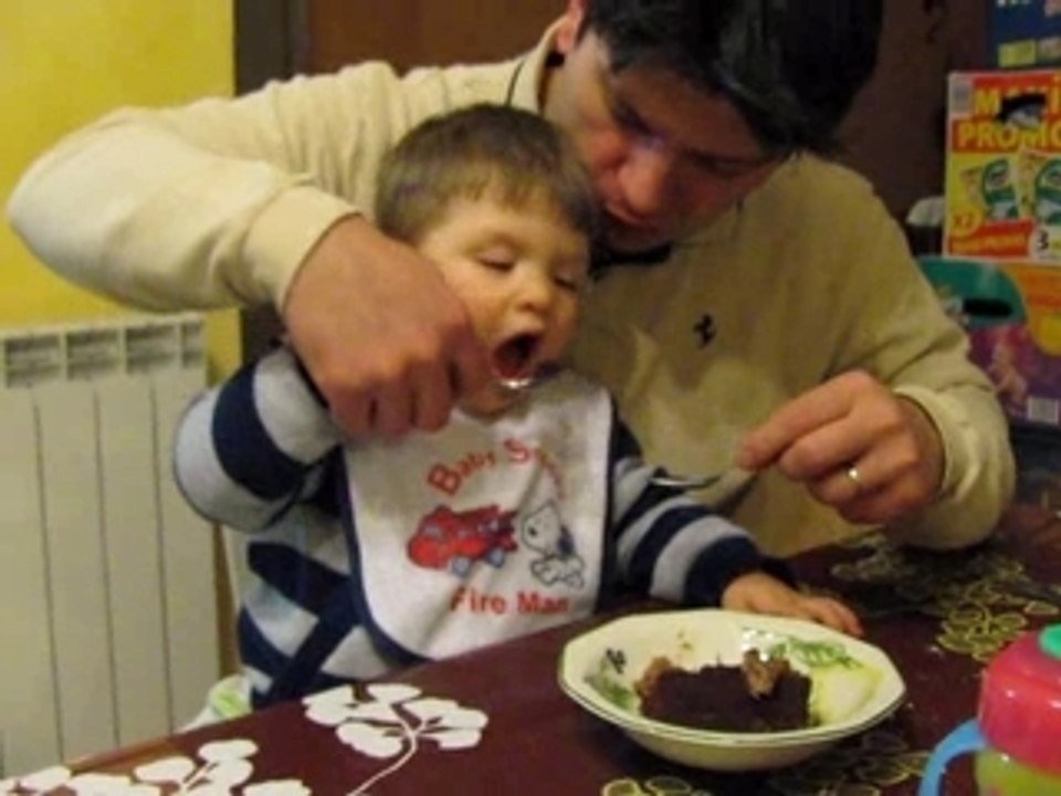 evann mange un fondant au chocolat