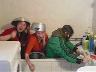 Jeunes en canöe dans une baignoire