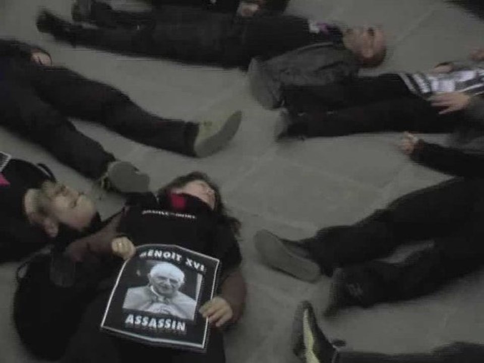 Die-in devant Notre-Dame : le pape complice du sida