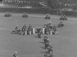 İtalyan polislerden 1950'lerde muhteşem bir motorsiklet gösterisi