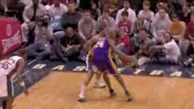NBA Kobe Bryant throws an amazing behind-the-back pass to Pa