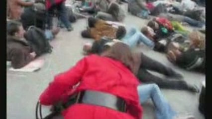 Die-in contre la LRU sur la Grand'Place de Lille