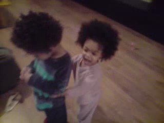 Complicité frere/soeur : moment calin 230209