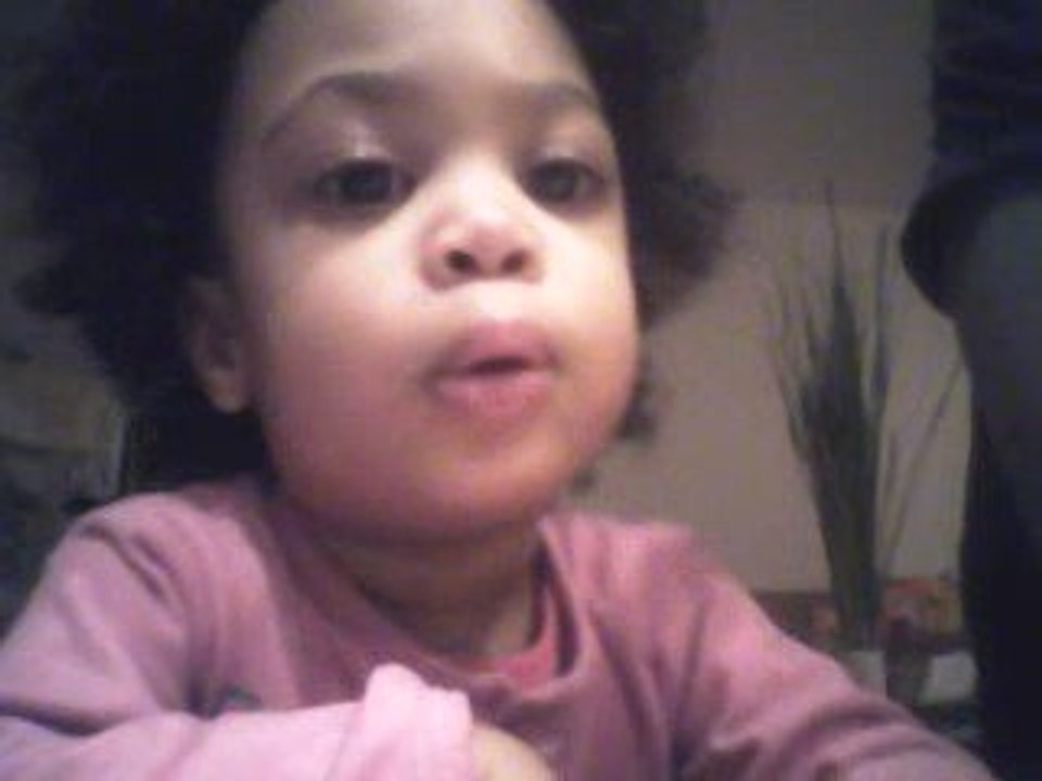 Tess chante Papa Noel !