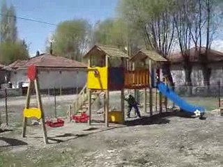 Okul bahçesine ağaç dikme